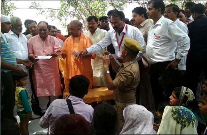 yogi adityanath कासगंज हादसा : मुख्यमंत्री योगी आदित्यनाथ की सुरक्षा में चूक, पायलट ने खेत में हेलीकाप्टर उतार बचाई जान