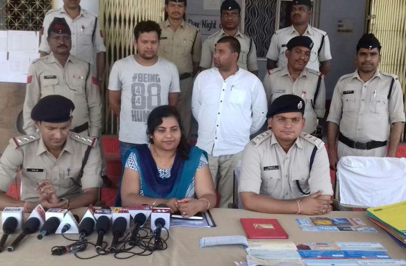 Accused arrested 2 युवक मिलकर करते थे ये गंदा धंधा, छापे में पुलिस को मिलीं 1 करोड़ से अधिक की...