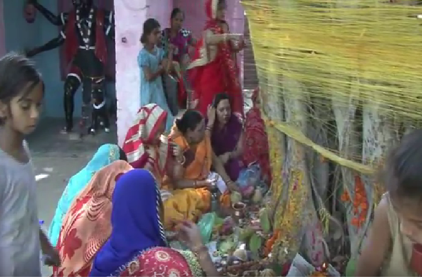 Vat Savitri Vrat savitri amavasya 2018 puja vidhi vrat katha in hindi पति की लंबी उम्र के लिए सुहागिन महिलाओं ने रखा वट सावित्री व्रत, नव विवाहिताओं में भी दिखा उत्साह, देखें वीडियो