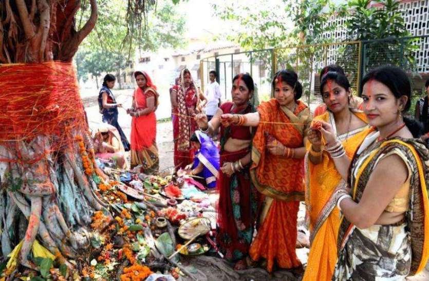 vat savitri vrat 2018 वट सावित्री व्रत 2018 : अखंड सौभग्य और पति की लम्बी उम्र के लिए ऐसे करे वट सावित्री का व्रत और पूजा