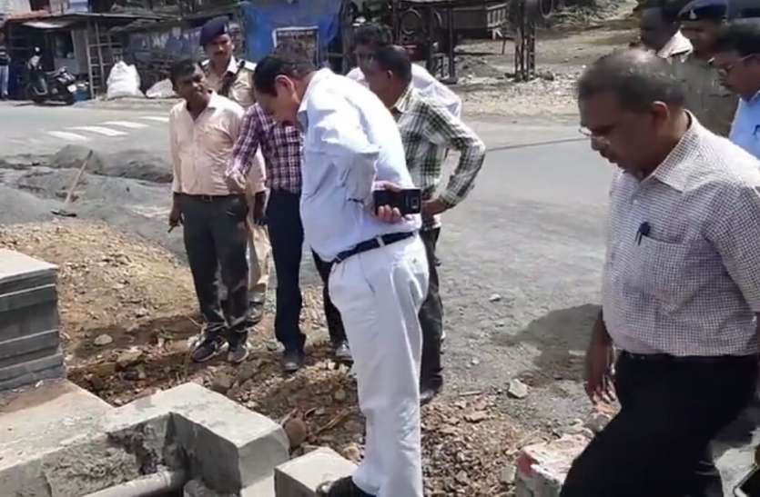 patrika जिला कलक्टर खुद उतरे सड़कों पर