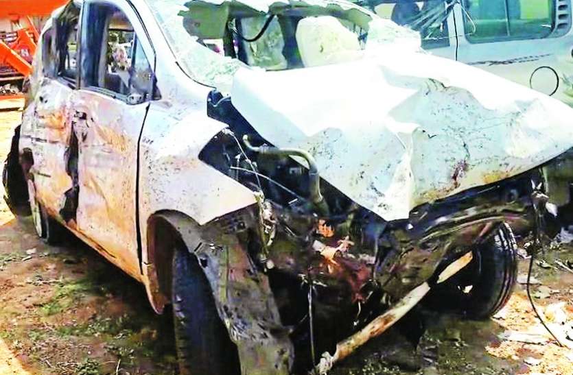 Bike rider dies due to a car loaded with alcohol शराब से भरी कार की टक्कर से बाइक सवार की मौत