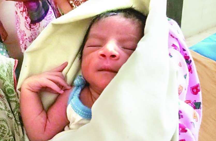 Newborn baby चर्च द्वार पर मिला नवजात बच्चा