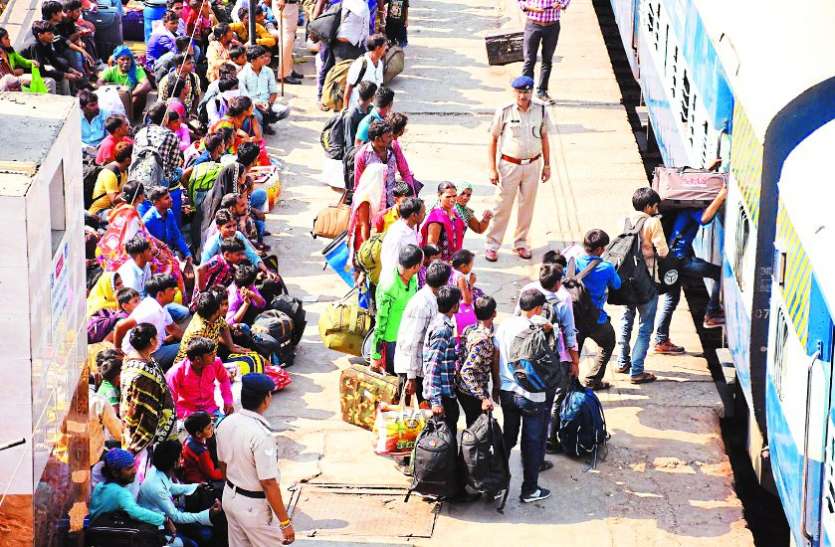 A fight for one seat in the general coach of Tapti Ganga Express ताप्ती गंगा एक्सप्रेस के जनरल कोच में एक-एक सीट के लिए मारामारी