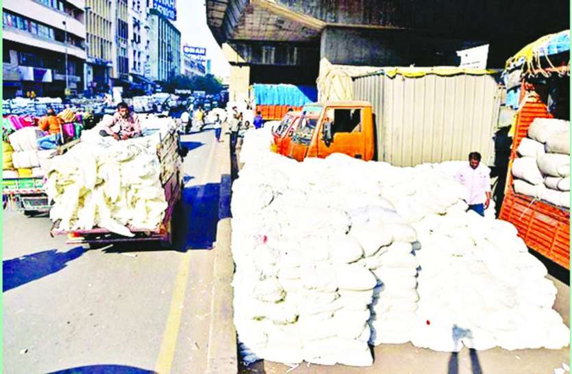 8 lakh parsals and burglary burglaries daily from cloth market कपड़ा मार्केट से रोजाना 8 लाख के पार्सल और पोटलों की चोरी