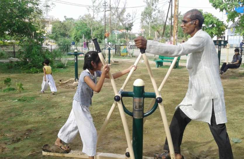 Nagar Nigam Rewa launches Open Gym in park for Morning Walkers सैर-सपाटा के साथ मिल रही ओपेन जिम की फ्री सुविधा, आड़े आ रही ये अव्यवस्था