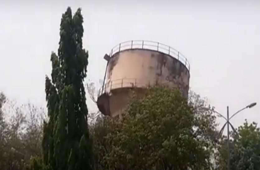 water tank Video: राजधानी में ताश के पत्तों की तरह ढह गई पानी की टंकी