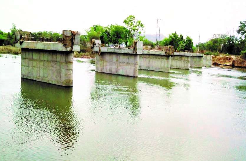 काम शुरू कर बीच में ही सामान समेट कर भागा ठेकेदार, कोथारी से रोगदा के बीच सोन नदी पर बनने वाला पुल अब तक नहीं बना काम शुरू कर बीच में ही सामान समेट कर भागा ठेकेदार, कोथारी से रोगदा के बीच सोन नदी पर बनने वाला पुल अब तक नहीं बना