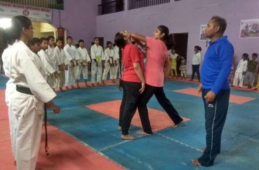 karate किशोरियों को सिखा रहे आत्मरक्षा के गुर