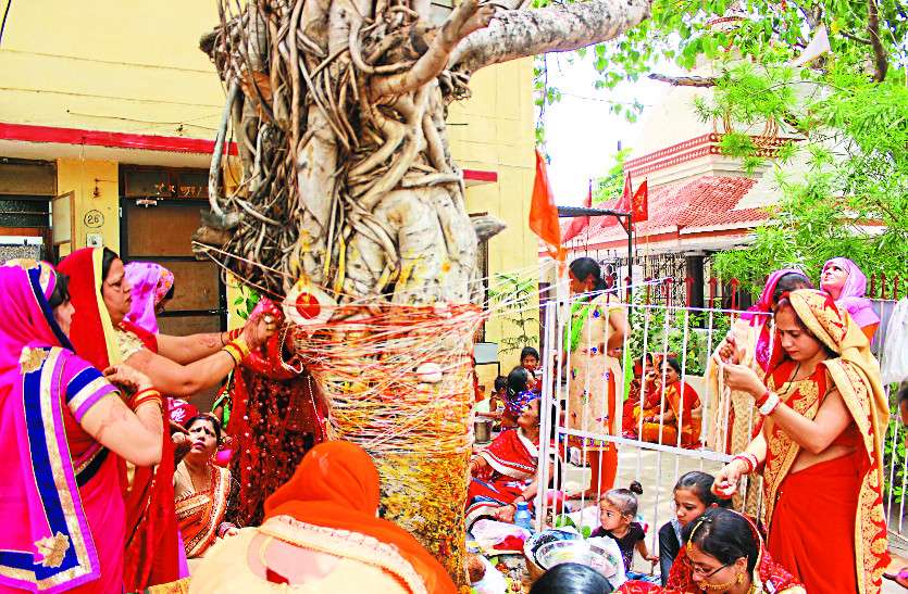 vat viriksh puja वट वृक्ष की 108 बार परिक्रमा कर पति की दीर्घायु का मांगा वरदान