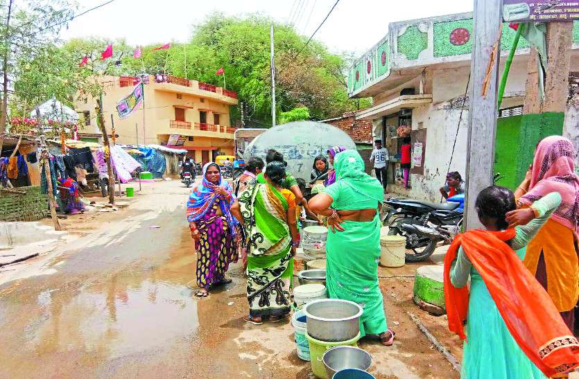 water lavel बिलासा की सड़कों पर पेयजल के लिए लग रही कतार, जलस्तर गिरने से मचा हाहाकार