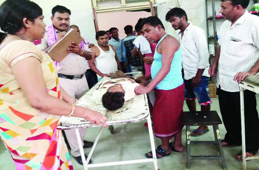 स्वास्थ्य विभाग के तेज रफ्तार वैक्सीन वेन की चपेट में आकर स्कूटी चालक युवक की मौत स्वास्थ्य विभाग के तेज रफ्तार वैक्सीन वेन की चपेट में आकर स्कूटी चालक युवक की मौत