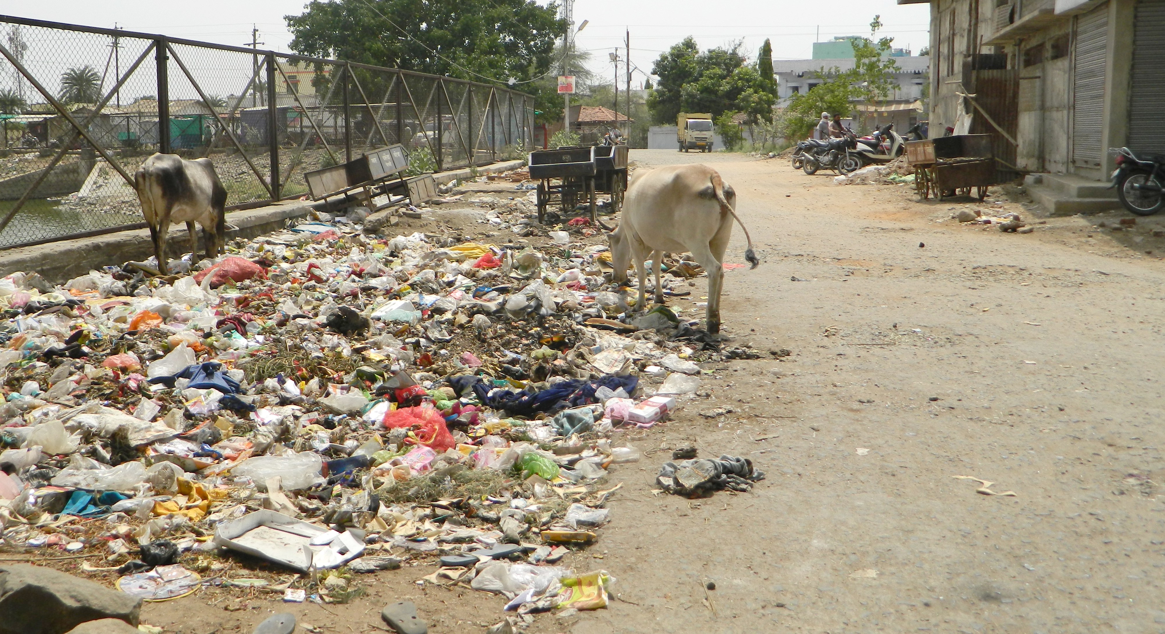 Safai Karmi strikes सफाइकर्मी हड़ताल पर, शहर कचरे से पटा