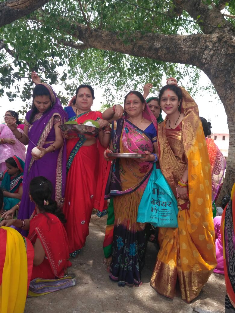 Vat Savitri, worship, rites, wifehood, religion, water, tree, Ramdev Baba सौभाग्य, संतान की प्राप्ति के लिए महिलाओं ने की वट सावित्री की पूजा
