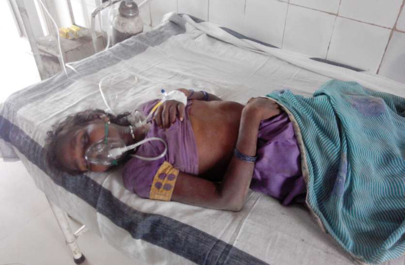 When the mother hanged herself with her sari, the 8-year-old son cut h जब मां ने अपनी ही साड़ी से लगाई फांसी तो ८ वर्षीय पुत्र ने हसिया से काट डाला मौत का फंदा