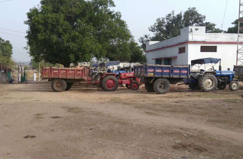 Sands were engaged in stealing half a hundred tractors रेत चोरी में लगे थे आधा सैकड़ा टेक्ट्रर