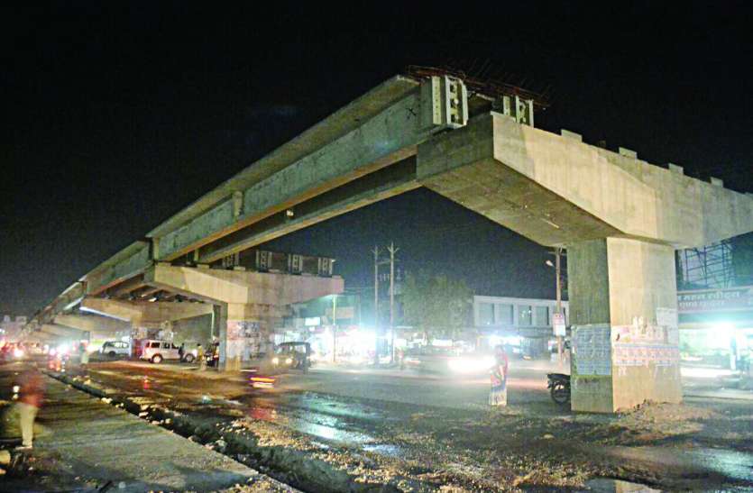 Varanasi bridge collapse: Satna flyover risk of accident सतना में भी फ्लाइओवर से वाराणसी जैसे हादसे की आशंका, यहां भी सुरक्षा मापदंड दरकिनार
