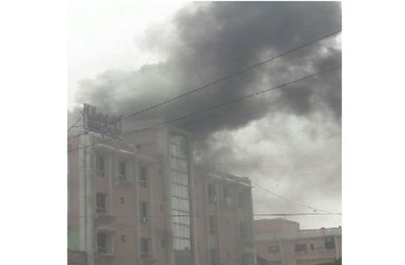 fire in tower आग लगने के बाद लिफ्ट में फंसी युवती...जान पर आया संकट