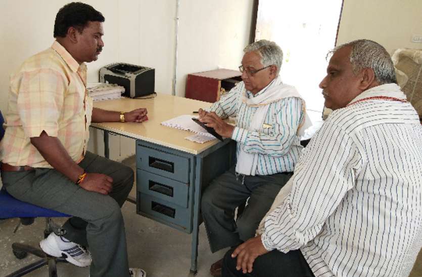 Officials rush about foamy water, chemists from quota to check झागदार पानी को लेकर अधिकारियों में हडक़ंप, जांच के लिए कोटा से आए कैमिस्ट