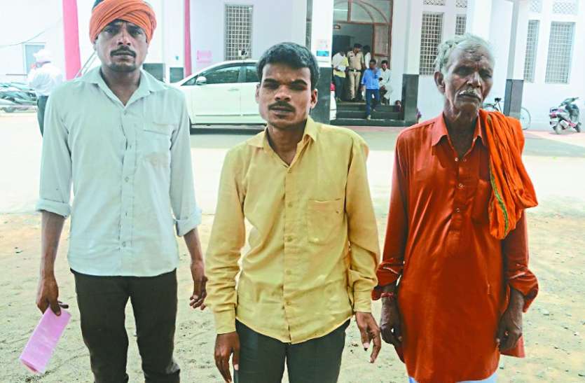 Visually impoverished toilets in the house, demanded public hearing दृष्टिहीन को घर में शौचालय की दरकार, जनसुनवाई में एेसे की मांग