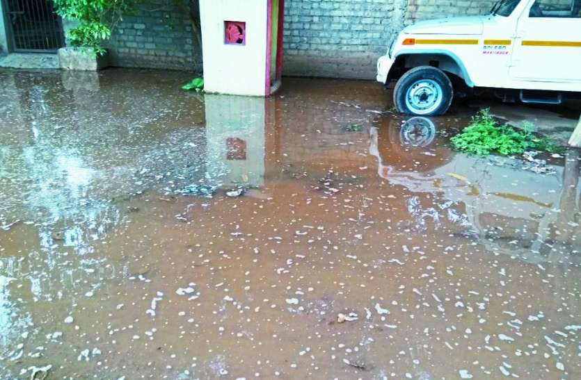 satna water crisis big news in hindi फिल्टर प्लांट ओवरफ्लो, कॉलोनी जलमग्न, जनता प्यासी, निगम रोज नाले में बहा रहा लाखों लीटर पानी