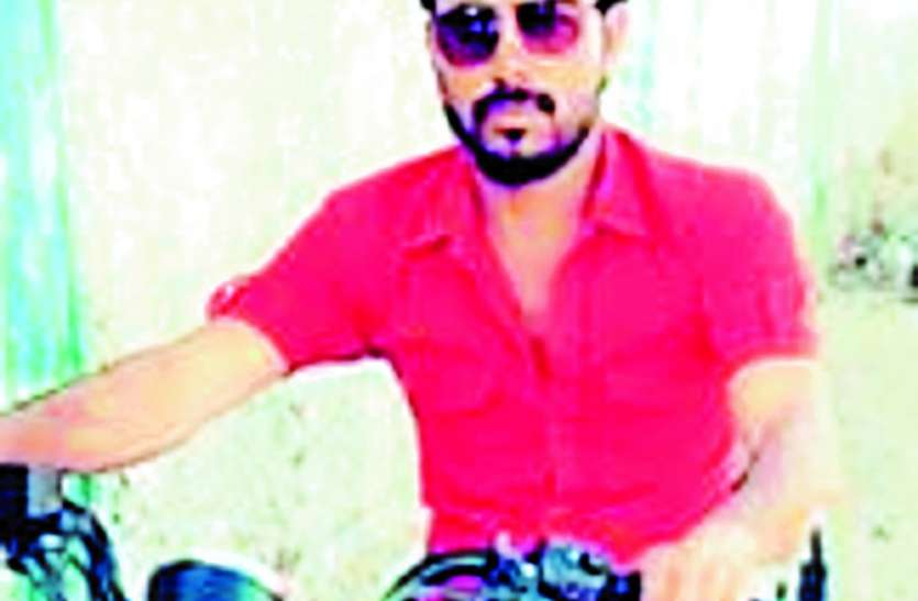 Divider biker bike, death of one डिवाइडर से टकराई बाइक, एक की मौत