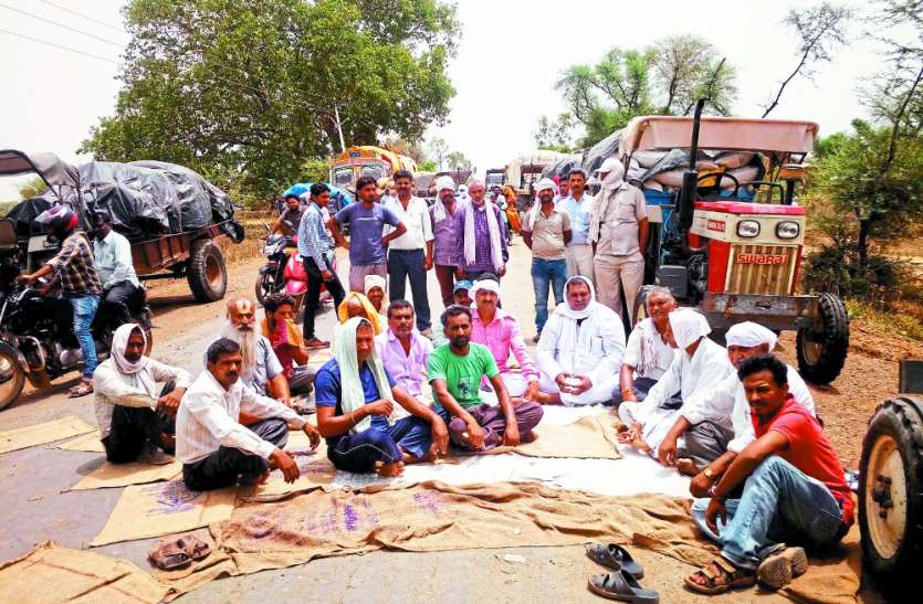 satna semariya road 6 hours jam MP के इस जिले में किसानों ने किया चक्काजाम, 6 घंटे बंद रहा सतना-सेमरिया मार्ग
