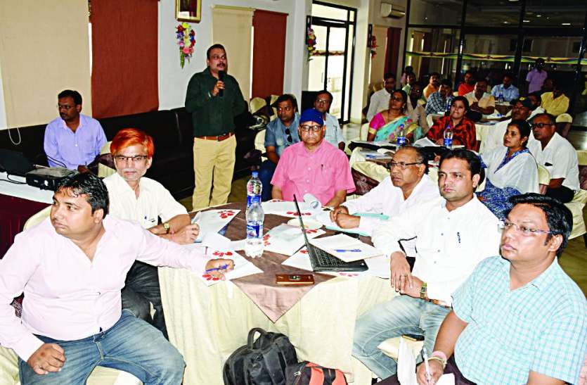 Family welfare program review meeting in satna कमजोर प्रेजेंटेशन पर इन CMHO को मिली फटकार, यहां पढ़िए परिवार कल्याण कार्यक्रम की पूरी रिपोर्ट