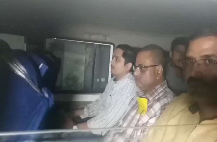 ACB got documents that were shocked to see the members of the team. आईसीडीएस घोटाले में दलालों के ठिकानों पर मिला ऐसा दस्तावेज की एसीबी के अफसर भी रह गए हैरान