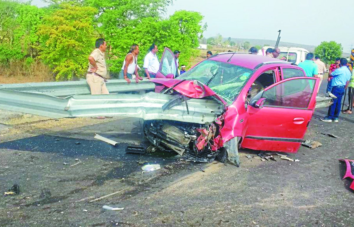 Painful death of two sisters रेलिंग ने कार को बीच से चीर दिया, दो बहनों की दर्दनाक मौत