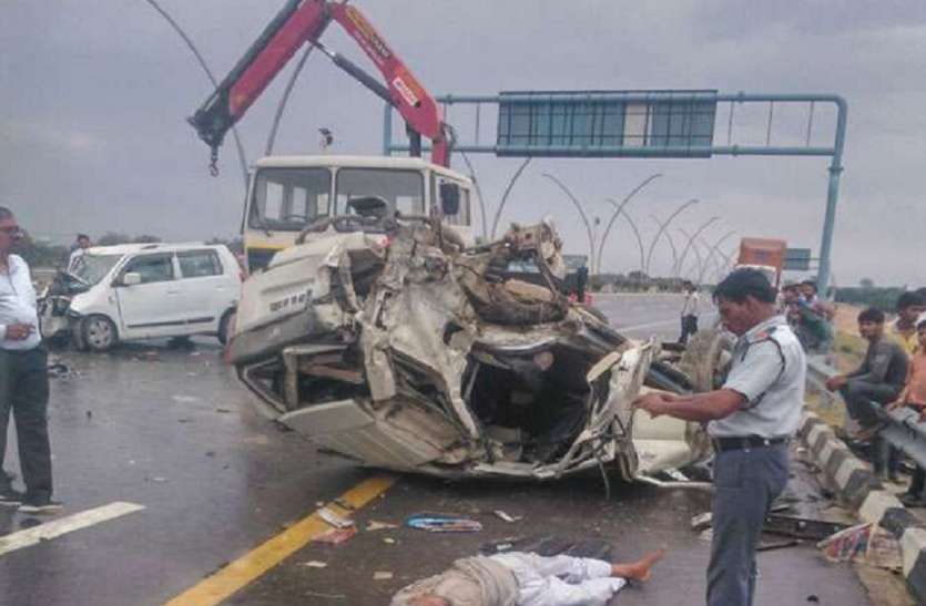 Agra Lucknow express way दिल दहला रहा आगरा-लखनऊ एक्सप्रेस वे, 853 हादसों में मौतों की संख्या चौंका देगी