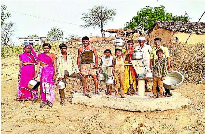 WATER CRISIS AT ADWAS ये प्यास है बड़ी 2 : इस भीषण गर्मी में हम बिना पानी पीये 1 मिनट भी नहीं रह सकते, फिर यहां तो 2 माह से ये बच्चे-बडेे़े़ सब हैंं परेशान