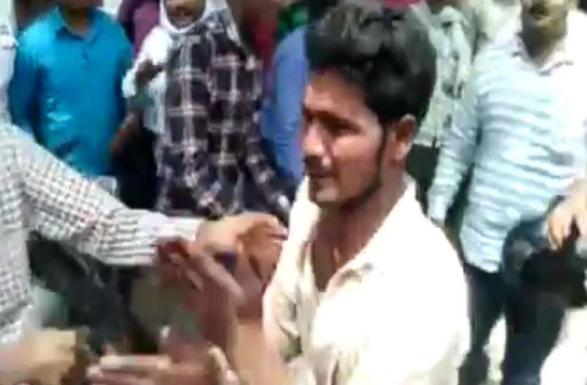 ambedkar nagar भरे बाजार में दिन दहाड़े चुराया चाचा भतीजे का मोबाइल, लोगों ने पीट-पीटकर किया अधमरा