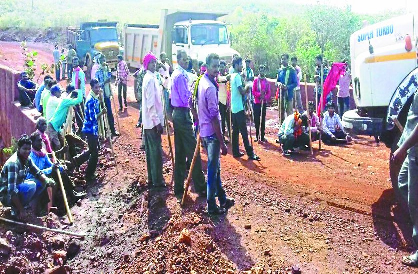 Transportation stopped माइंस से परिवहन रोका, 53 आंदोलनकारी गिरफ्तार, मुख्यमंत्री के दखल के बाद नौवें दिन अनशन खत्म