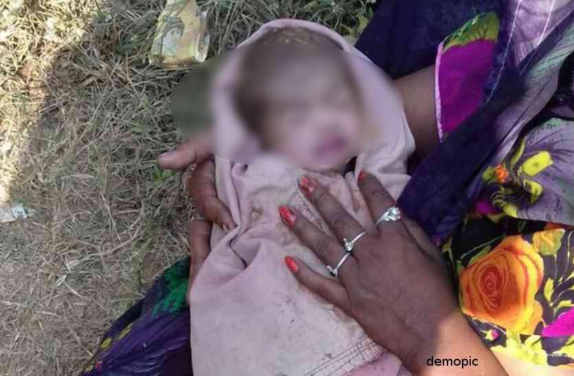 8 months old girl found behind bushes झाड़ियों के पीछे से आ रही थी रोने की आवाज, देखा तो इस हाल में मिली 8 महीनें की बच्ची