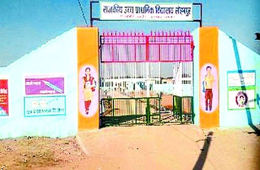 teachers not giving result according to salary सरकार को करोड़ों का चूना लगा रहे सरकारी शिक्षक, लेकिन विद्यार्थियों का हाल जानकर आप ही हो जाएंगे हैरान