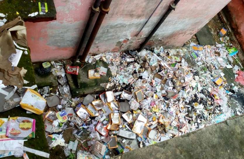 Health Department not working स्वच्छता को पलीता लगा रहा स्वास्थ्य महकमा, अस्पतालों मे गन्दगी का अंबार