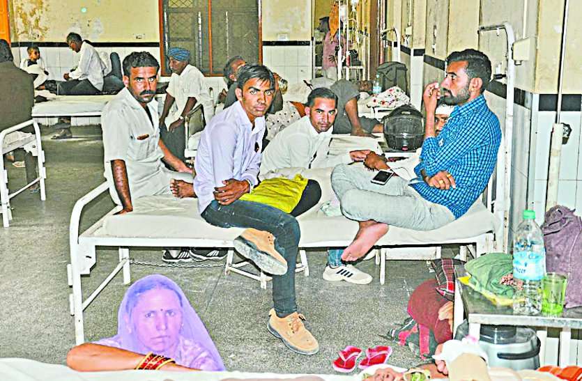 Clutter,Barmer hospital ward,Crowd gathering बाड़मेर अस्पताल वार्ड में लोगों का जमावड़ा,कहीं नहीं रोक-टोक,जानिए पूरी खबर