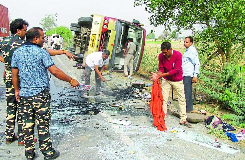 bus accident VIDEO : हाइवे पर लग्जरी बस पलटी,12 घायल, लोगों में मची भगदड़