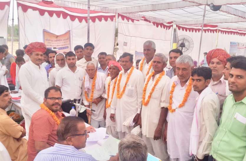 21 साल पुराने राजस्व मामलों का मौके पर निस्तारण 21 साल पुराने 15 राजस्व मामलों में अधिकारियों व कर्मचारियों ने किया ऐसा कि सभी ने सराहा