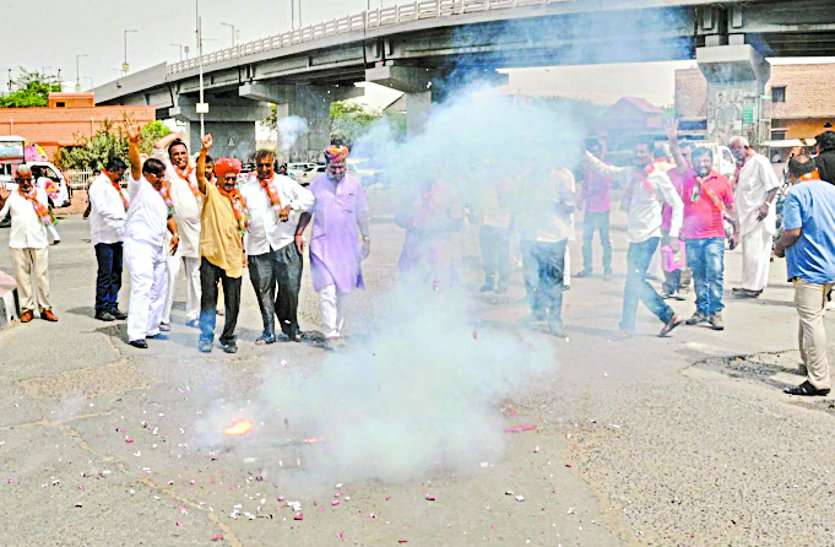 barmer BJP celebrates,Karnataka win कर्नाटक जीत पर भाजपा का जश्न,हुई आतिशबाजी