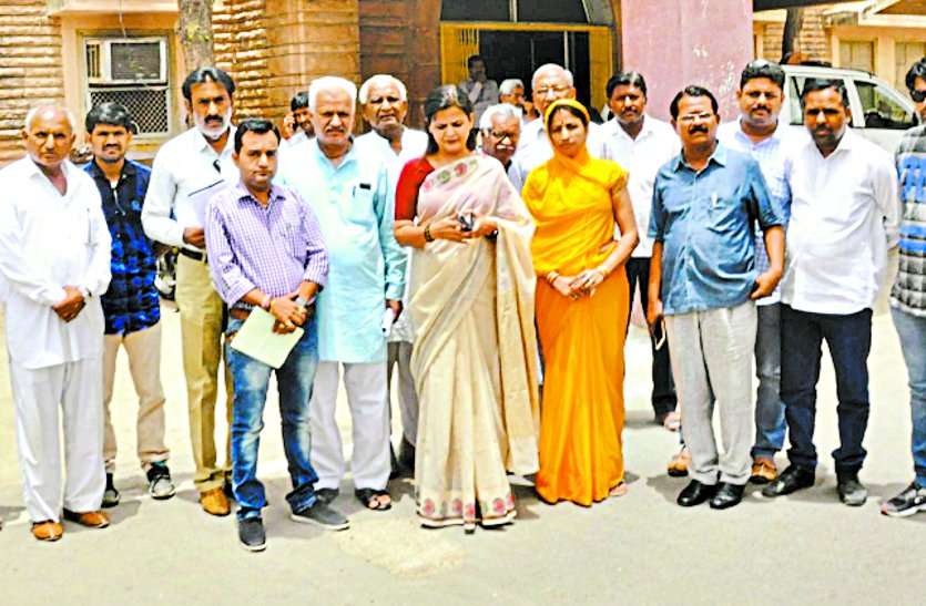 bjp councilors,Coordination of Congress councilors भाजपा ने दिया कांग्रेस पार्षदों के धरने का साथ ? आखिर ऐसा क्यों,जानिए पूरी खबर