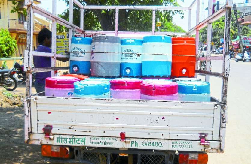 chilld water लापरवाही: चिल्ड वॉटर और मिनरल वाटर के नाम हजारों लोगो की सेहत से खिलवाड़