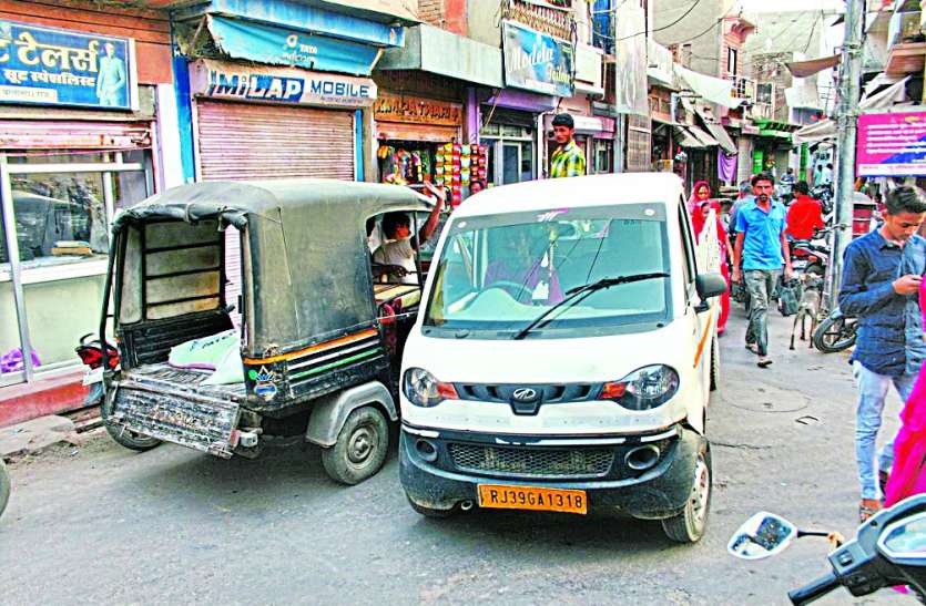 .मुख्य बाजार से गुजरते वाहन सालों की समस्या, लोग बता रहे समाधान, पुलिस प्रशासन नहीं दे रहा ध्यान