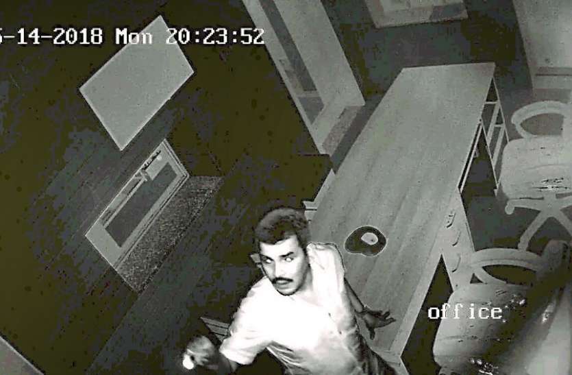 बालोतरा कृषि मण्डी दुकान में चोरी करते हुए सीसीटीवी कैमरे में कैद हुए चोर। कार में सवार होकर आए चोर, लाखों की चोरी, फरार
