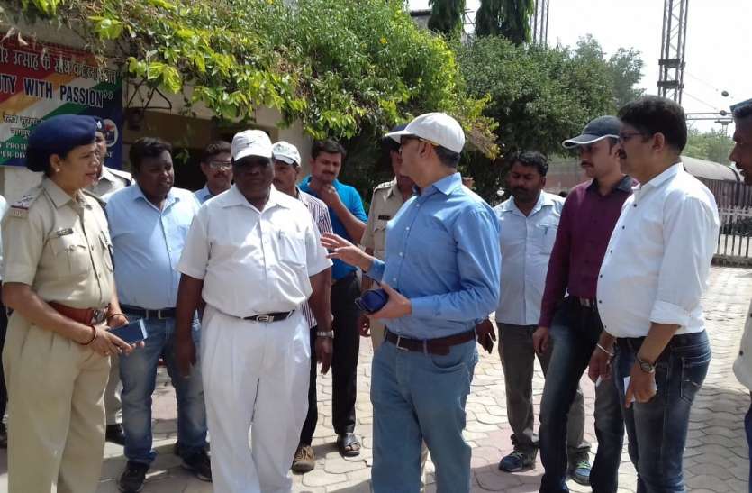 The Chief Claim Officer conducted a surprise inspection of the station. टिकट वेंडिंग मशीन बंद होने पर सीसीओ ने अधिकारियों को लगाई फटकार