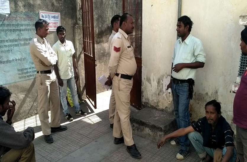 दो पत्नियों का पति अपने कमरे में जिंदा जला, मौत के बाद दूसरी पत्नी फरार, पहली पत्नी तीन दिन पहले ही जा चुकी है मायके दो पत्नियों का पति अपने कमरे में जिंदा जला, मौत के बाद दूसरी पत्नी फरार, पहली पत्नी तीन दिन पहले ही जा चुकी है मायके