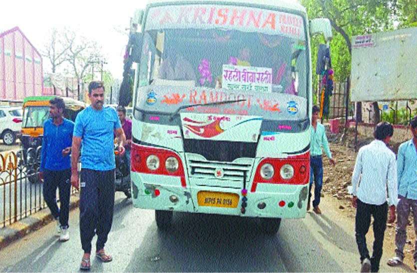 Bicycling cyclist girl bike shatter girl safe big accident बस से टकराई साइकल सवार बालिका, साइकल चकनाचूर, बालिका सुरक्षित, बड़ा हादसा टला