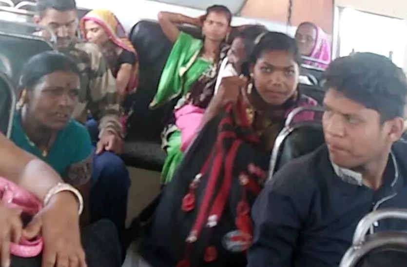 Two accused arrested driver assault in bhilwara चलती बस में चालक से की मारपीट तो यात्रियों से भरी बस हो गई असंतुलित, थाने पर जाकर रोकी बस तो आरोपितों को धरा