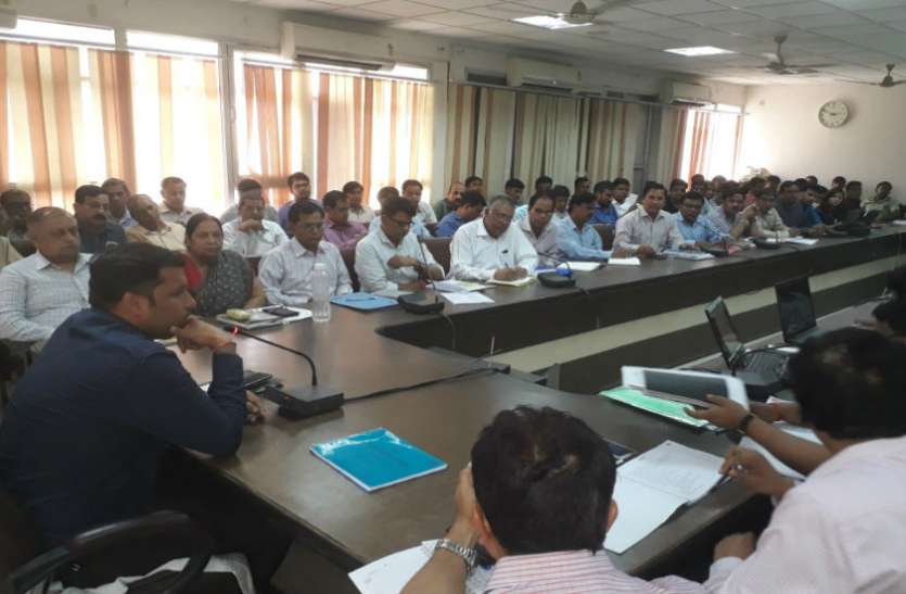CDO Ravidnra kumar पांच सचिव निलंबित, कई डॉक्टरों का वेतन काटा, मची खलबली
